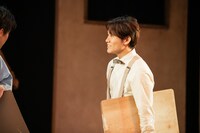 タカハ劇団「ヒトラーを画家にする話」より。（撮影：塚田史香）