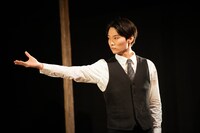 タカハ劇団「ヒトラーを画家にする話」より。（撮影：塚田史香）