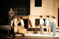 タカハ劇団「ヒトラーを画家にする話」より。（撮影：塚田史香）