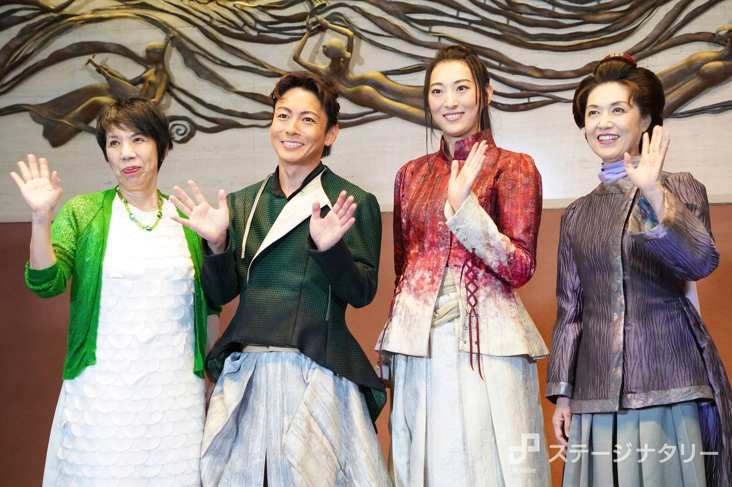 左から謝珠栄、屋良朝幸、珠城りょう、剣幸。
