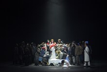 東京二期会オペラ劇場「ドン・カルロ〈新制作〉」より。（写真提供：公益財団法人東京二期会 / 撮影：寺司正彦）