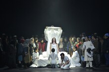 東京二期会オペラ劇場「ドン・カルロ〈新制作〉」より。（写真提供：公益財団法人東京二期会 / 撮影：寺司正彦）