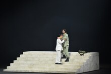 東京二期会オペラ劇場「ドン・カルロ〈新制作〉」より。（写真提供：公益財団法人東京二期会 / 撮影：寺司正彦）