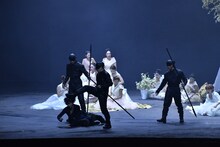 東京二期会オペラ劇場「ドン・カルロ〈新制作〉」より。（写真提供：公益財団法人東京二期会 / 撮影：寺司正彦）