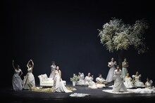 東京二期会オペラ劇場「ドン・カルロ〈新制作〉」より。（写真提供：公益財団法人東京二期会 / 撮影：寺司正彦）