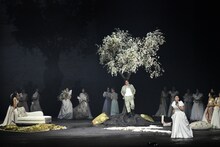 東京二期会オペラ劇場「ドン・カルロ〈新制作〉」より。（写真提供：公益財団法人東京二期会 / 撮影：寺司正彦）