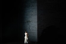 東京二期会オペラ劇場「ドン・カルロ〈新制作〉」より。（写真提供：公益財団法人東京二期会 / 撮影：寺司正彦）