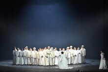 東京二期会オペラ劇場「ドン・カルロ〈新制作〉」より。（写真提供：公益財団法人東京二期会 / 撮影：寺司正彦）