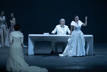 東京二期会オペラ劇場「ドン・カルロ〈新制作〉」より。（写真提供：公益財団法人東京二期会 / 撮影：寺司正彦）