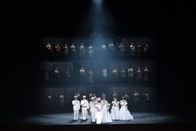 東京二期会オペラ劇場「ドン・カルロ〈新制作〉」より。（写真提供：公益財団法人東京二期会 / 撮影：寺司正彦）