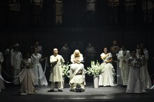 東京二期会オペラ劇場「ドン・カルロ〈新制作〉」より。（写真提供：公益財団法人東京二期会 / 撮影：寺司正彦）