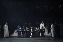 東京二期会オペラ劇場「ドン・カルロ〈新制作〉」より。（写真提供：公益財団法人東京二期会 / 撮影：寺司正彦）