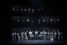 東京二期会オペラ劇場「ドン・カルロ〈新制作〉」より。（写真提供：公益財団法人東京二期会 / 撮影：寺司正彦）