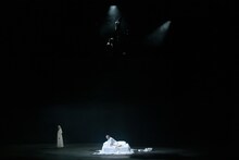 東京二期会オペラ劇場「ドン・カルロ〈新制作〉」より。（写真提供：公益財団法人東京二期会 / 撮影：寺司正彦）