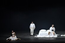 東京二期会オペラ劇場「ドン・カルロ〈新制作〉」より。（写真提供：公益財団法人東京二期会 / 撮影：寺司正彦）