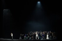 東京二期会オペラ劇場「ドン・カルロ〈新制作〉」より。（写真提供：公益財団法人東京二期会 / 撮影：寺司正彦）