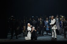 東京二期会オペラ劇場「ドン・カルロ〈新制作〉」より。（写真提供：公益財団法人東京二期会 / 撮影：寺司正彦）