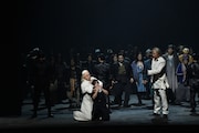 東京二期会オペラ劇場「ドン・カルロ〈新制作〉」より。(写真提供:公益財団法人東京二期会 / 撮影:寺司正彦)