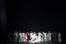 東京二期会オペラ劇場「ドン・カルロ〈新制作〉」より。（写真提供：公益財団法人東京二期会 / 撮影：寺司正彦）