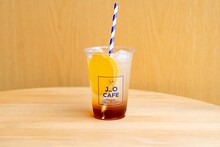 稲垣吾郎がディレクターを務めるJ_O CAFEで提供される、“ほうじ茶SPARKLING”。