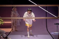 チェルフィッチュ「宇宙船イン・ビトゥイーン号の窓」より。（撮影：井上嘉和）