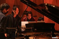 左からマイケル・K・リー、中川晃教。