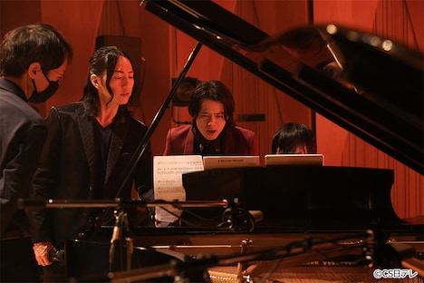 左からマイケル・K・リー、中川晃教。