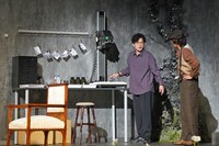 “暗室”エリアで写真現像について説明する稲垣吾郎（写真左）とそれを聞く相島一之（同右）。