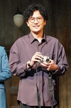 舞台あいさつ中、カメラを手にしてうれしそうな表情をする稲垣吾郎。