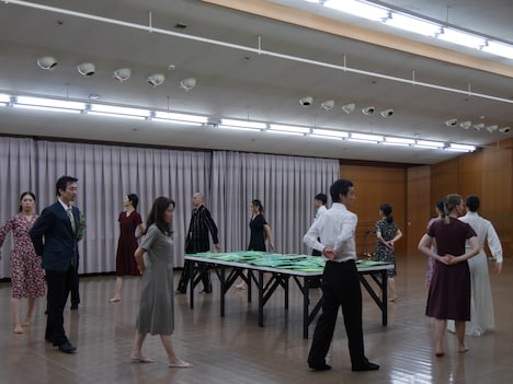 神戸文化ホール開館50周年記念事業「緑のテーブル2017 ～神戸文化ホール開館50周年記念Ver.～」稽古場の様子。