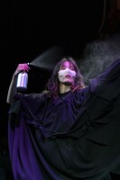 山内祥太＆マキ・ウエダ「汗と油のチーズのように酸っぱいジュース」より。（撮影：守屋友樹、提供：KYOTO EXPERIMENT）