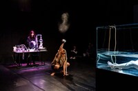 山内祥太＆マキ・ウエダ「汗と油のチーズのように酸っぱいジュース」より。（撮影：守屋友樹、提供：KYOTO EXPERIMENT）