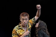 山内祥太＆マキ・ウエダ「汗と油のチーズのように酸っぱいジュース」より。（撮影：守屋友樹、提供：KYOTO EXPERIMENT）
