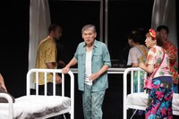 南河内万歳一座 柿落とし特別公演「まさか様のお告げ」より。（撮影：面高真琴）