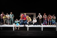 南河内万歳一座 柿落とし特別公演「まさか様のお告げ」より。（撮影：面高真琴）