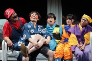 南河内万歳一座 柿落とし特別公演「まさか様のお告げ」より。（撮影：面高真琴）