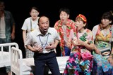 南河内万歳一座 柿落とし特別公演「まさか様のお告げ」より。（撮影：面高真琴）