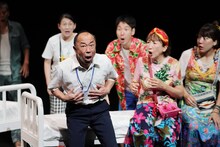 南河内万歳一座 柿落とし特別公演「まさか様のお告げ」より。（撮影：面高真琴）
