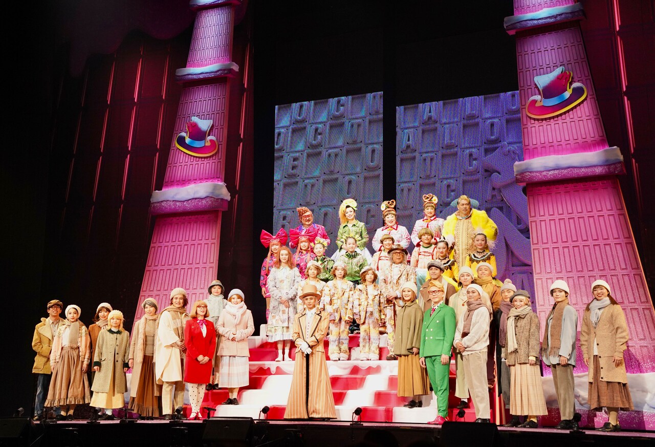 ミュージカル「チャーリーとチョコレート工場」開幕記念会見より、ミュージカル「チャーリーとチョコレート工場」開幕記念会見より全キャストの集合写真。