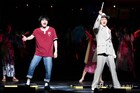 林遣都が若き北野武、山本耕史がその師匠演じる音楽劇「浅草キッド」開幕