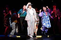音楽劇「浅草キッド」より。（撮影：田中亜紀）