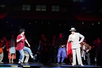 音楽劇「浅草キッド」より。（撮影：田中亜紀）