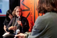 インバル・ピント（中央）