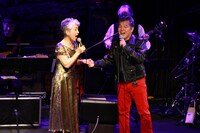 左から中尾ミエ、尾藤イサオ。