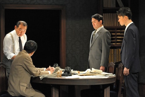 劇団青年座 第253回公演「同盟通信」より。(撮影:坂本正郁)