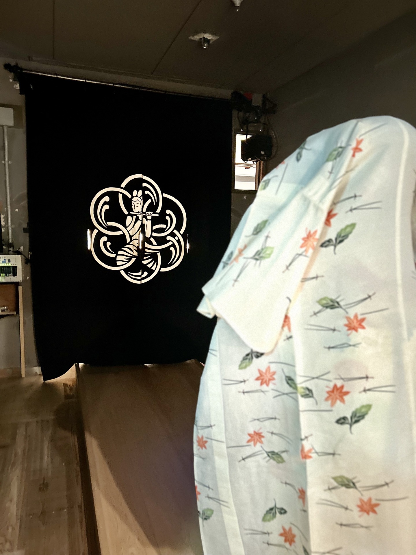 揚幕と、花道にいざ出んとする、米吉扮する橘姫の後ろ姿。かなりのレアショット。