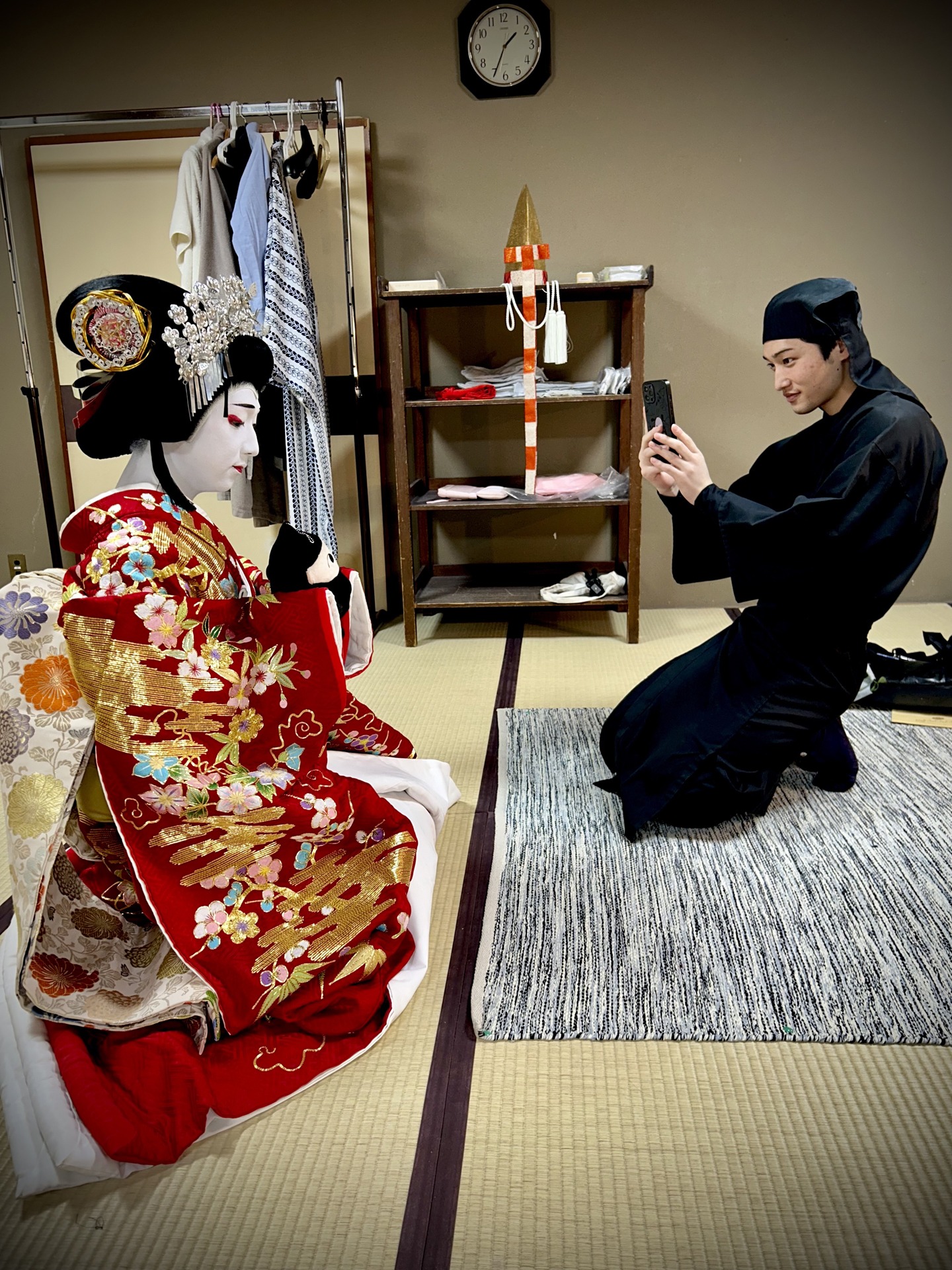 美少女（米吉）×くろごちゃん×黒衣ちゃんの、カワイイ×カワイイ×カワイイな1枚。この黒衣姿の美男子の正体は…。