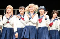 舞台「かげきしょうじょ!!」出演者。左から新谷姫加、佐藤日向、志田音々、二瓶有加、佐々木李子。