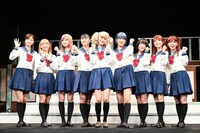 舞台「かげきしょうじょ!!」出演者。左から左から石井陽菜、青山なぎさ、新谷姫加、佐藤日向、志田音々、二瓶有加、佐々木李子、高橋果鈴、和泉風花。