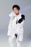 アデリー役の山口勝平の舞台衣裳姿。